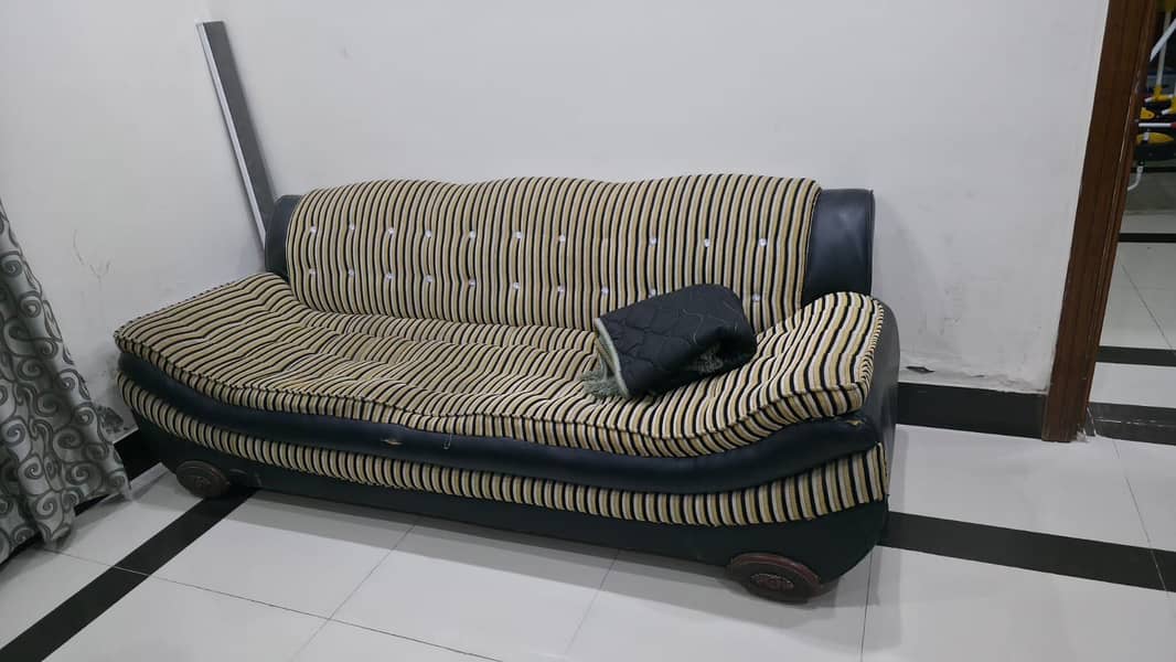 Sofa set used  5 seater 7/10 condition 3