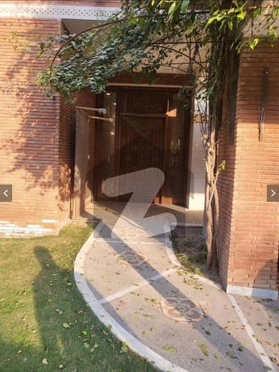 1 KANAL 5 BEDROOM HOUSE AVAILABLE FOR RENT