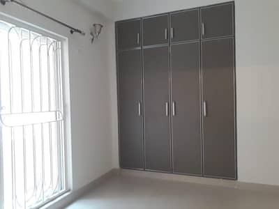 10 MARLA 3 BEDROOM APARTMENT AVAILABLE FOR RENT