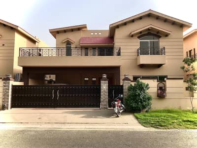 15 MARLA BRAND NEW 5 BEDROOM HOUSE AVAILABLE FOR RENT ( NEAR THE PARK )