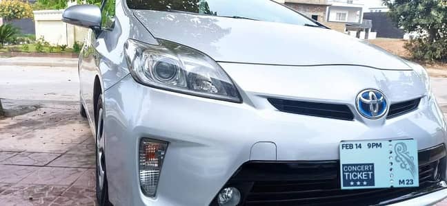 Toyota prius 2013 S LED body 90% orginal paint (lahore register)
