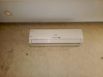 Gree 1.5 Ton Inverter AC (Heat & Cool) - Excellent Condition
