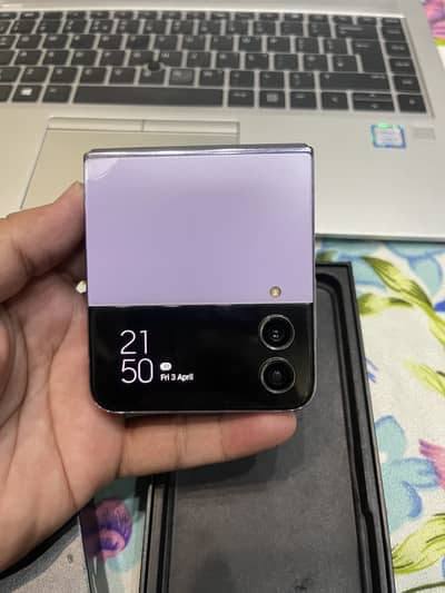 Galaxy z flip 4 pta approved 8/256  with box 10/10