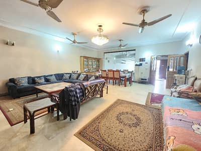 1 Kanal Building Available For Office