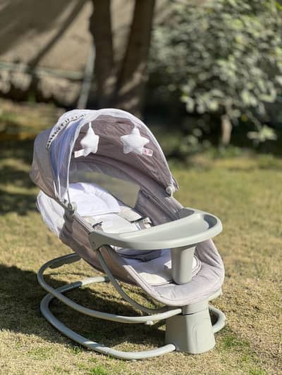 Mastela 4 in 1 electric bouncer/swing 10/10 New (Box opened)