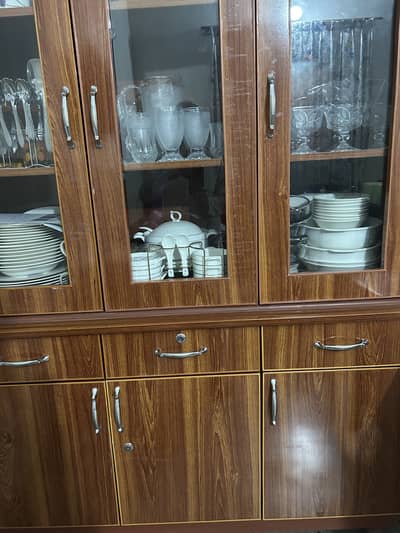 3 DOOR WOODEN SHOWCASE IN EXCELLENT CONDITION