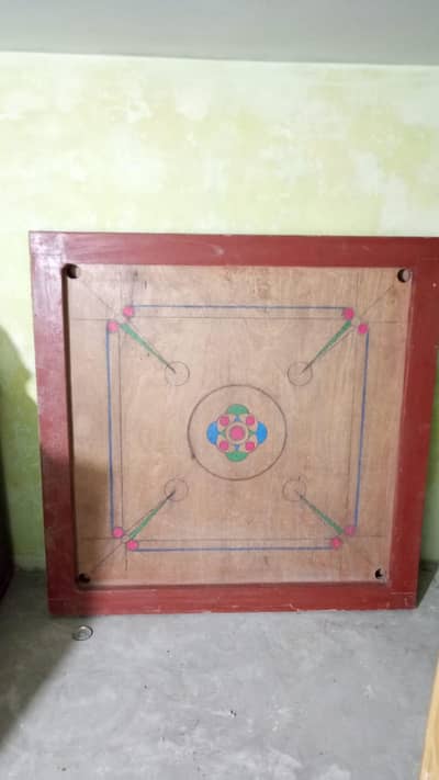 carrom board with all gots and boxes 4 by 4