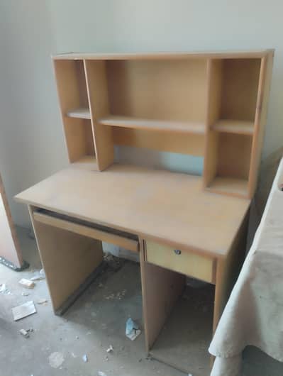 Computer table in good condition