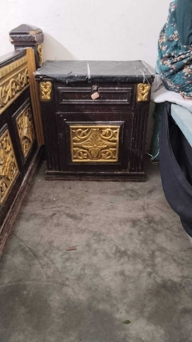 bad side table looking  mirror etc 3