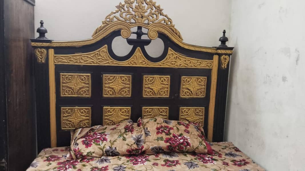 bad side table looking  mirror etc 4