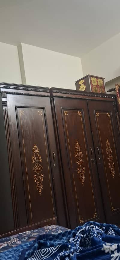 bed room set with 2 door divider