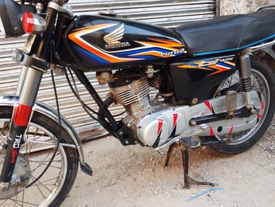 Honda 125 for sell. lahore number ha. all dacomint porye ha