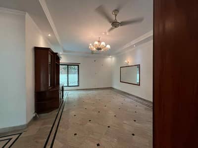 1 KANAL LOWER PORTION AVAILABLE FOR RENT IN DHA PHASE 4