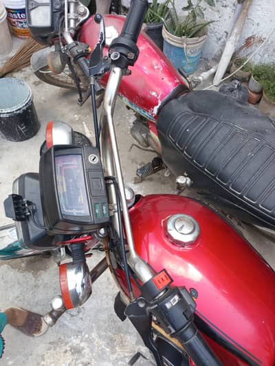 passyo ki zurrat Hy iss lia sale kar rha Hy kow bee problam ni Hy bike