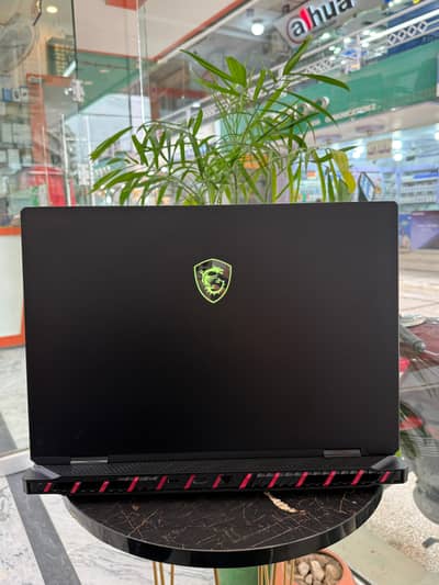 MSI Raider, Core Ultra 9, RTX 5090 24GB, 64GB/2TB, 18" 4K Mini LED