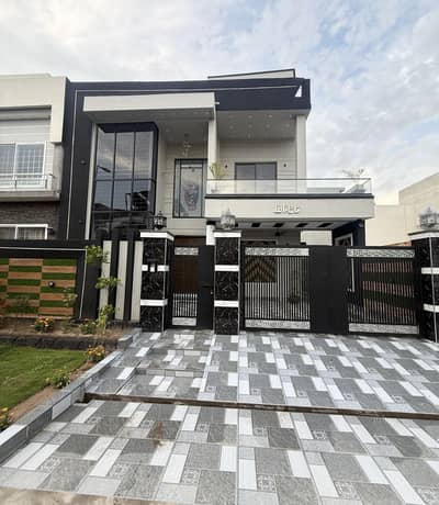 10 Marla Ultra Modern House Available For Sale