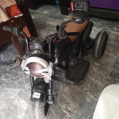 kids Electric bike duble motor 3 wheeler 2 month used 10/1010