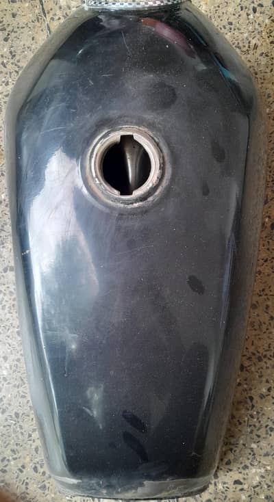 good condition 125 fuel tank tapa and kan avlble.