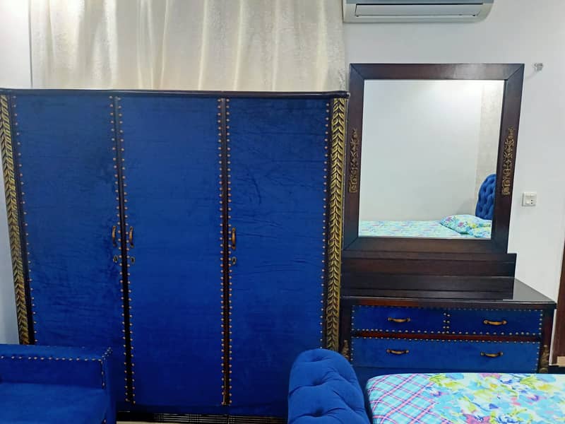 BED SOFA DRESSING TABLE 0
