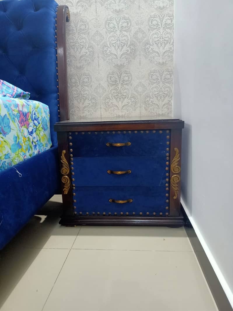 BED SOFA DRESSING TABLE 6