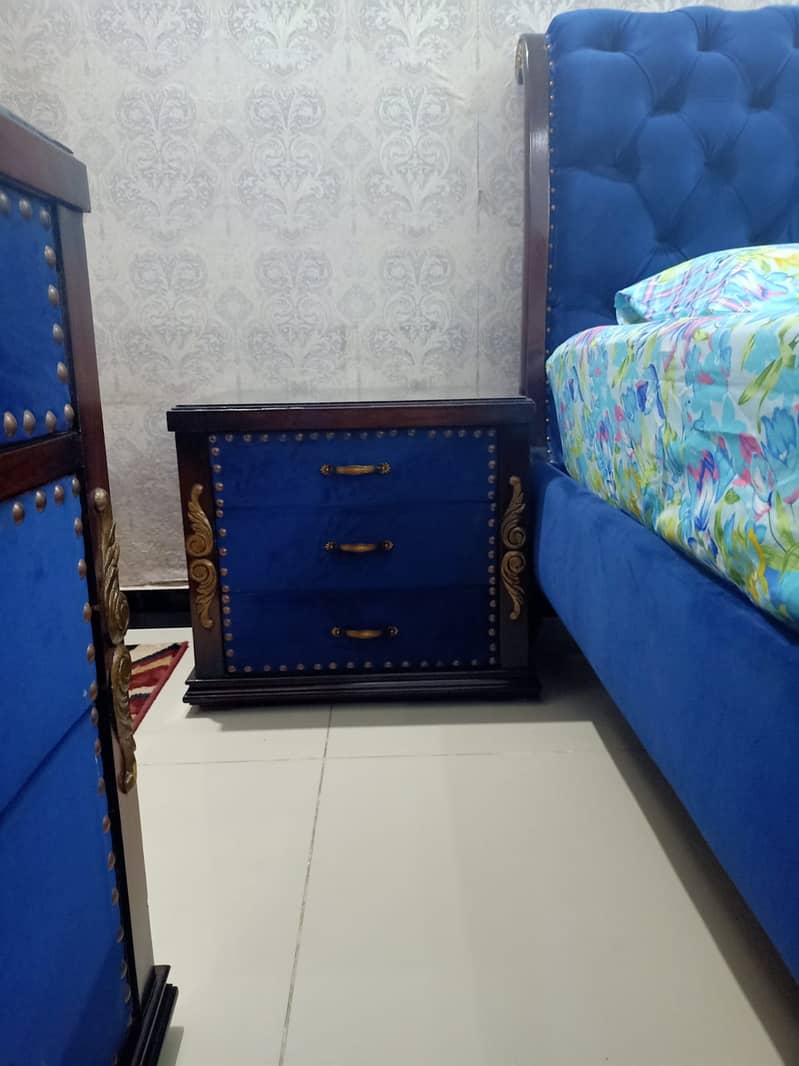 BED SOFA DRESSING TABLE 7