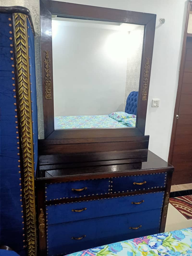 BED SOFA DRESSING TABLE 9