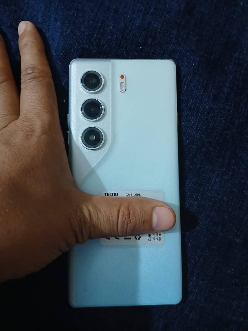 TECNO CAMON 40 PRO 1