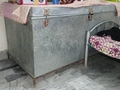 Metallic Trunk Peti with Iron Stand