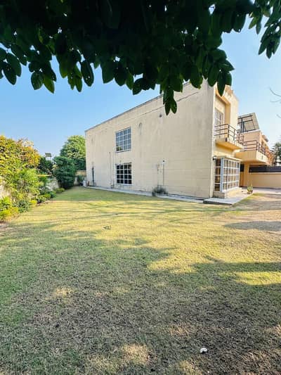 574 Square Yards Safari Villa 3  Big Lawn