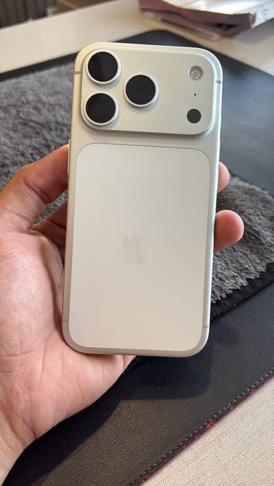 New iphone 17 pro silver color only 30 cycle count. 10/10