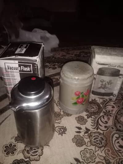 steel tharmos ha aur 3pice Wala tiffin ha