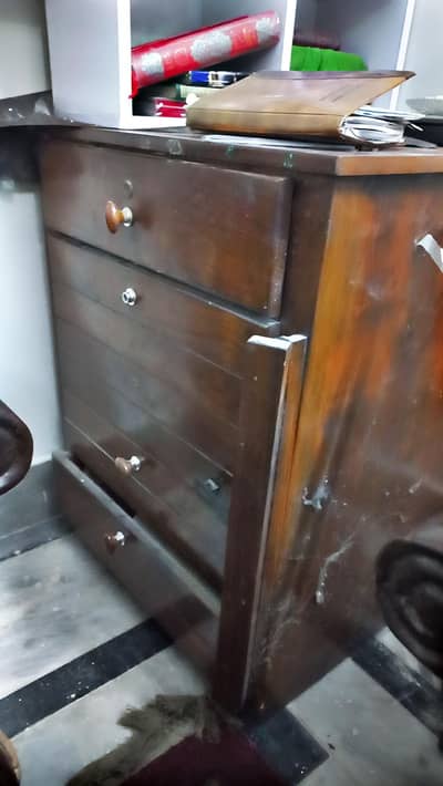 chest of drawers