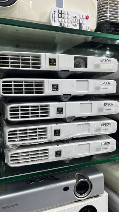 We deal in all kind off new and  used multimedia projector