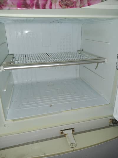 dawlance refrigerator medium size