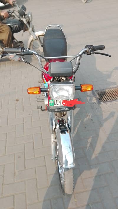 D70 motor cycle scooter upto 90kg color Red