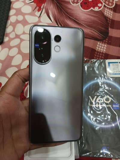 vivo V60 pro 12 256 bilkul new hai noma warranty hai 03088601291