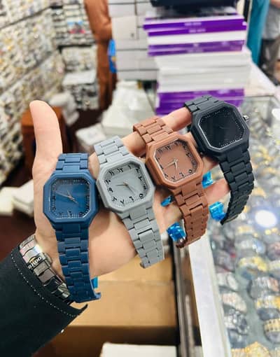 brand new watch ha 2000 ki Mil gy gii