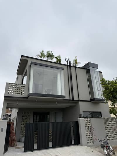 Most prime location 10 marla Park face House