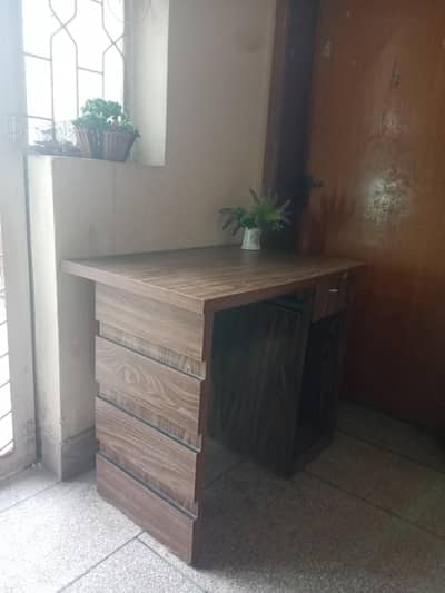 High Quality Study / Office / Computer Table - 9/10 Condition