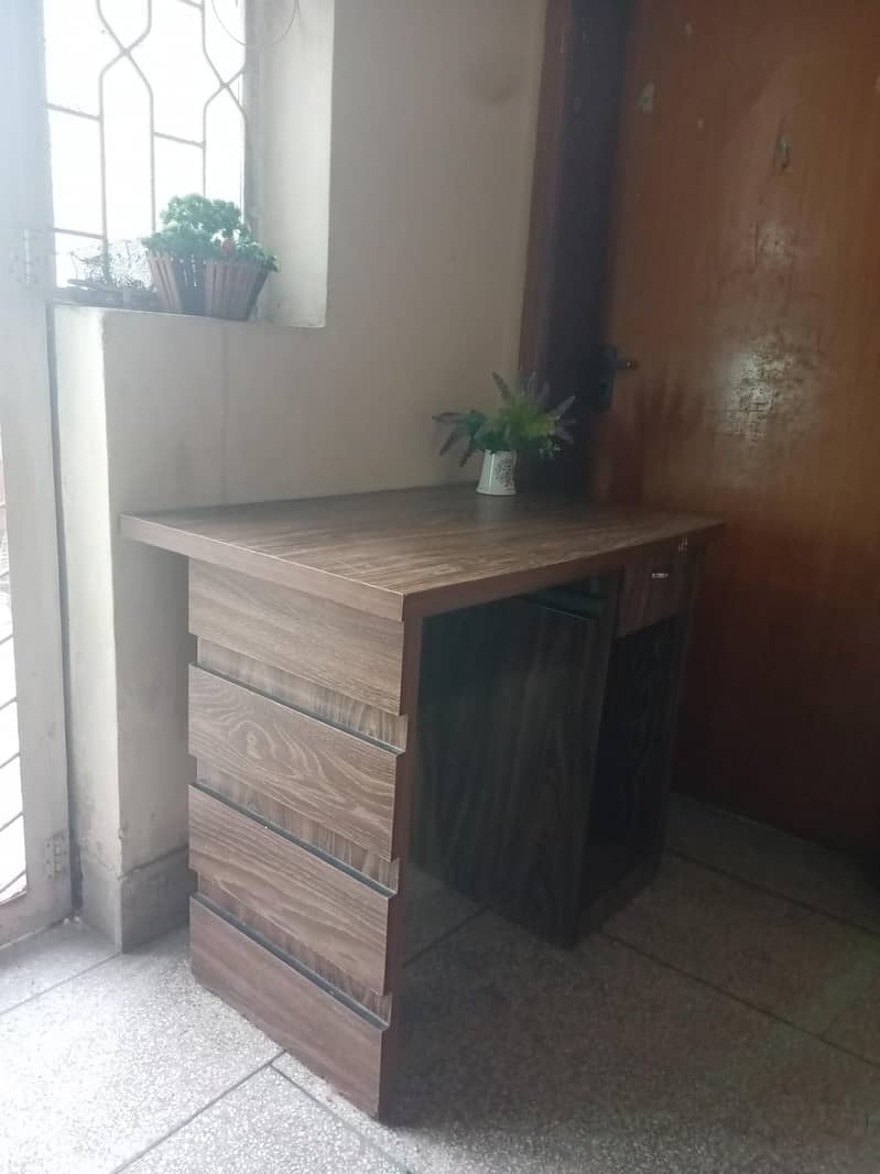 High Quality Study / Office / Computer Table - 9/10 Condition 0