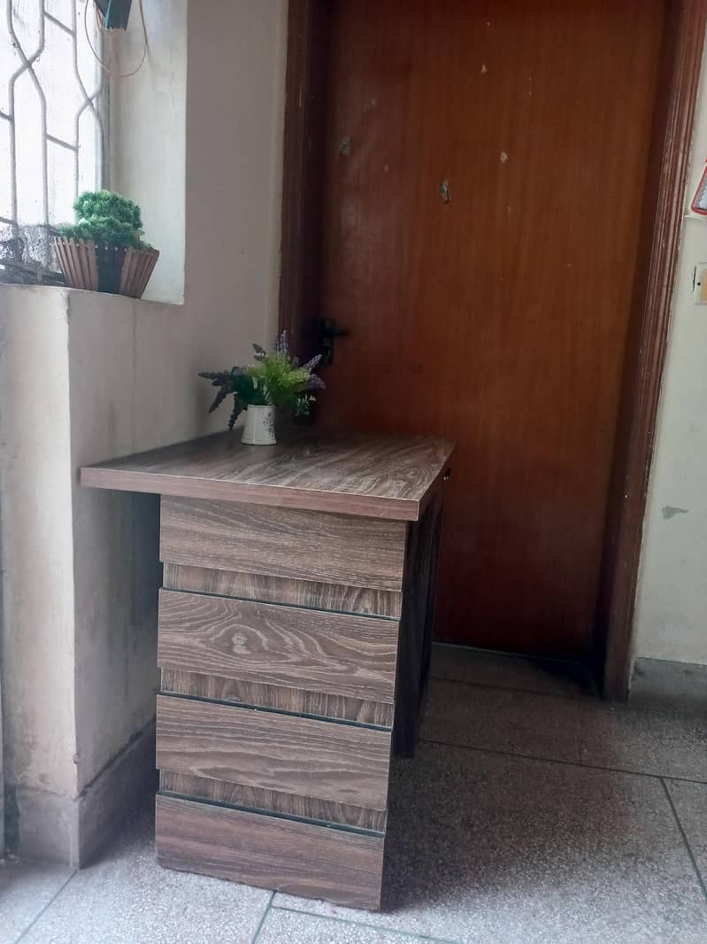 High Quality Study / Office / Computer Table - 9/10 Condition 8