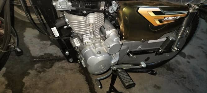 Honda 125 self start black and gold