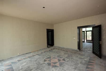 4 Kanal Office Available For Sale