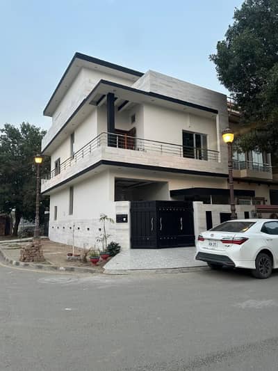 5.75 Marla Used Corner House For Sale in Lake City sector M7b