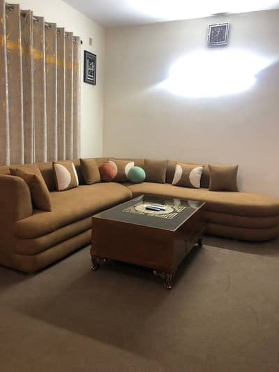 selll this round shape L sofa 8 seater condition 10/10 staff towel