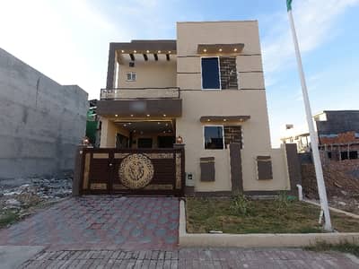 On Excellent Location Bahria Town Phase 8 - Block M House Sized 5 Marla Is Available