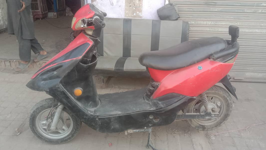 ایک عدد سکوٹی برائے فروخت ہے بغیر بیٹری بغیر چارجر چلنے میں زبردست ہے 0