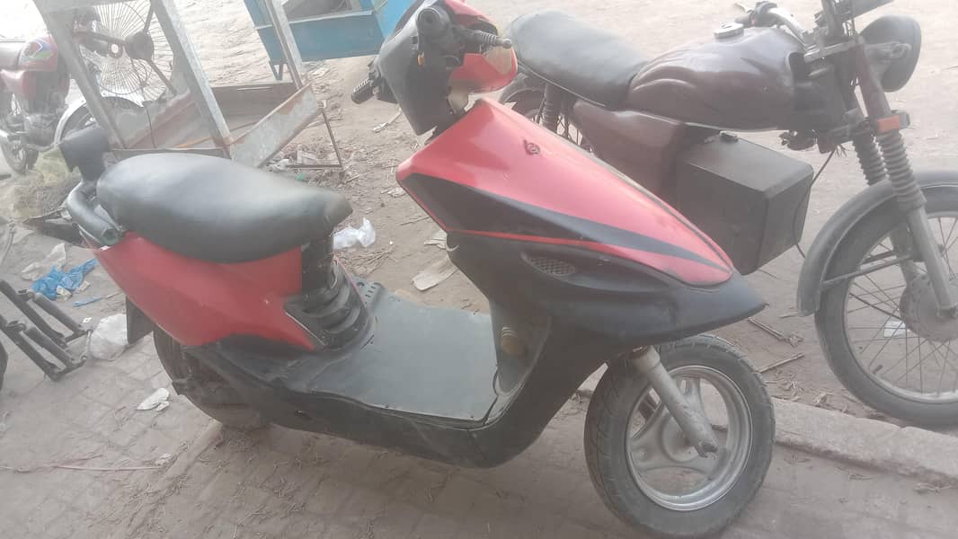 ایک عدد سکوٹی برائے فروخت ہے بغیر بیٹری بغیر چارجر چلنے میں زبردست ہے 1