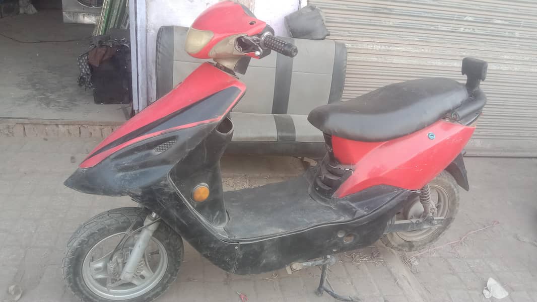 ایک عدد سکوٹی برائے فروخت ہے بغیر بیٹری بغیر چارجر چلنے میں زبردست ہے 2