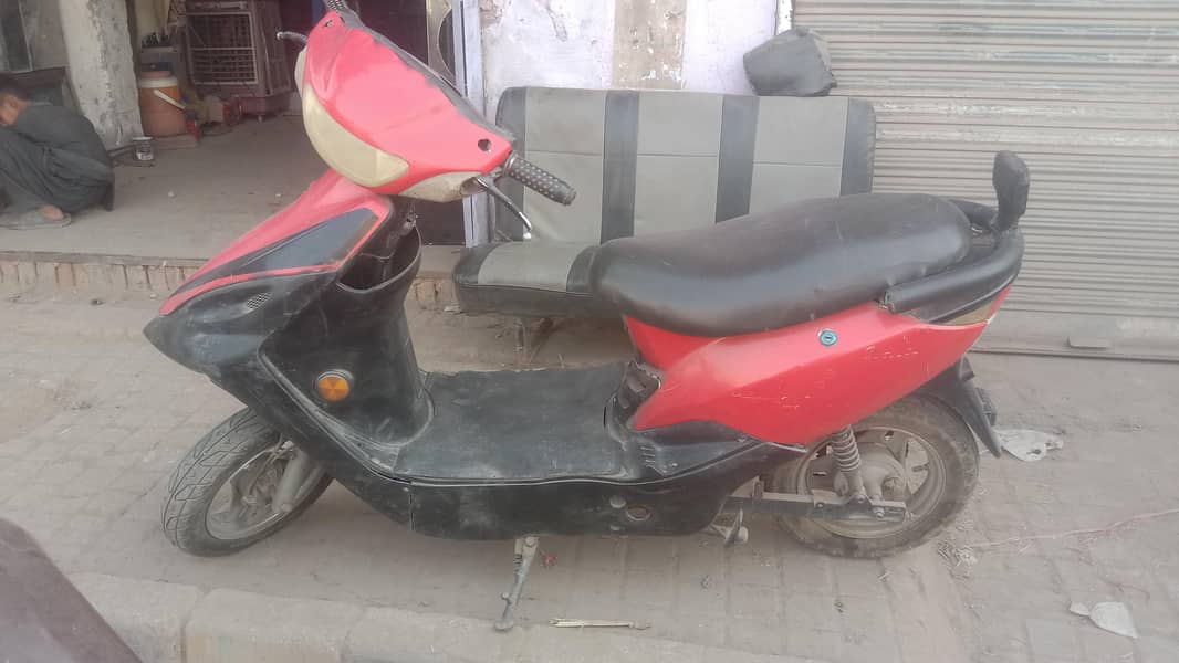 ایک عدد سکوٹی برائے فروخت ہے بغیر بیٹری بغیر چارجر چلنے میں زبردست ہے 3